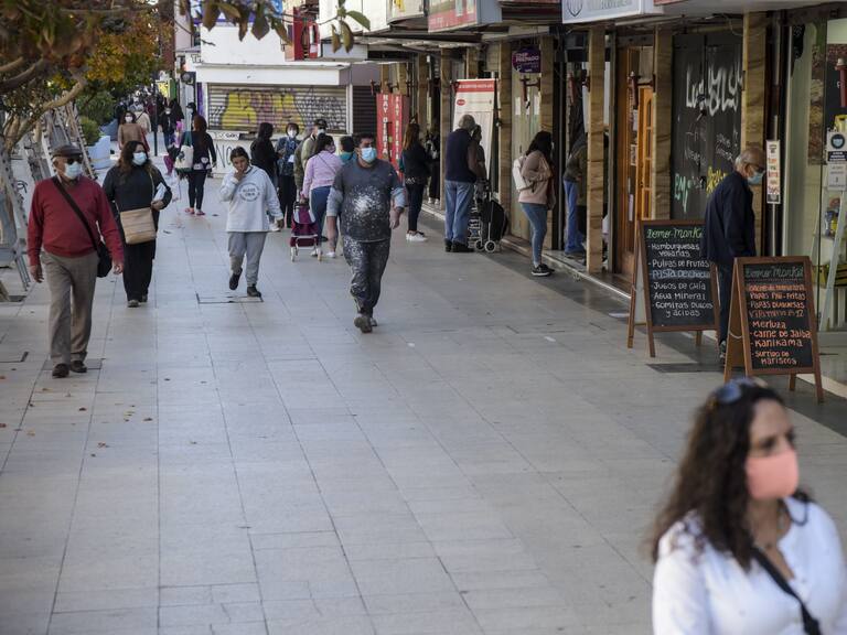 08 DE ABRIL DE 2021 / VIA DEL MARPersonas y comercio en Calle Valparaiso en el centro de la ciudad, tras las nuevas medidas impuestas por el Gobierno contra el comercio no esencial durante la cuarentena total que afecta a la comuna.
FOTO: MIGUEL MOYA / AGENCIAUNO