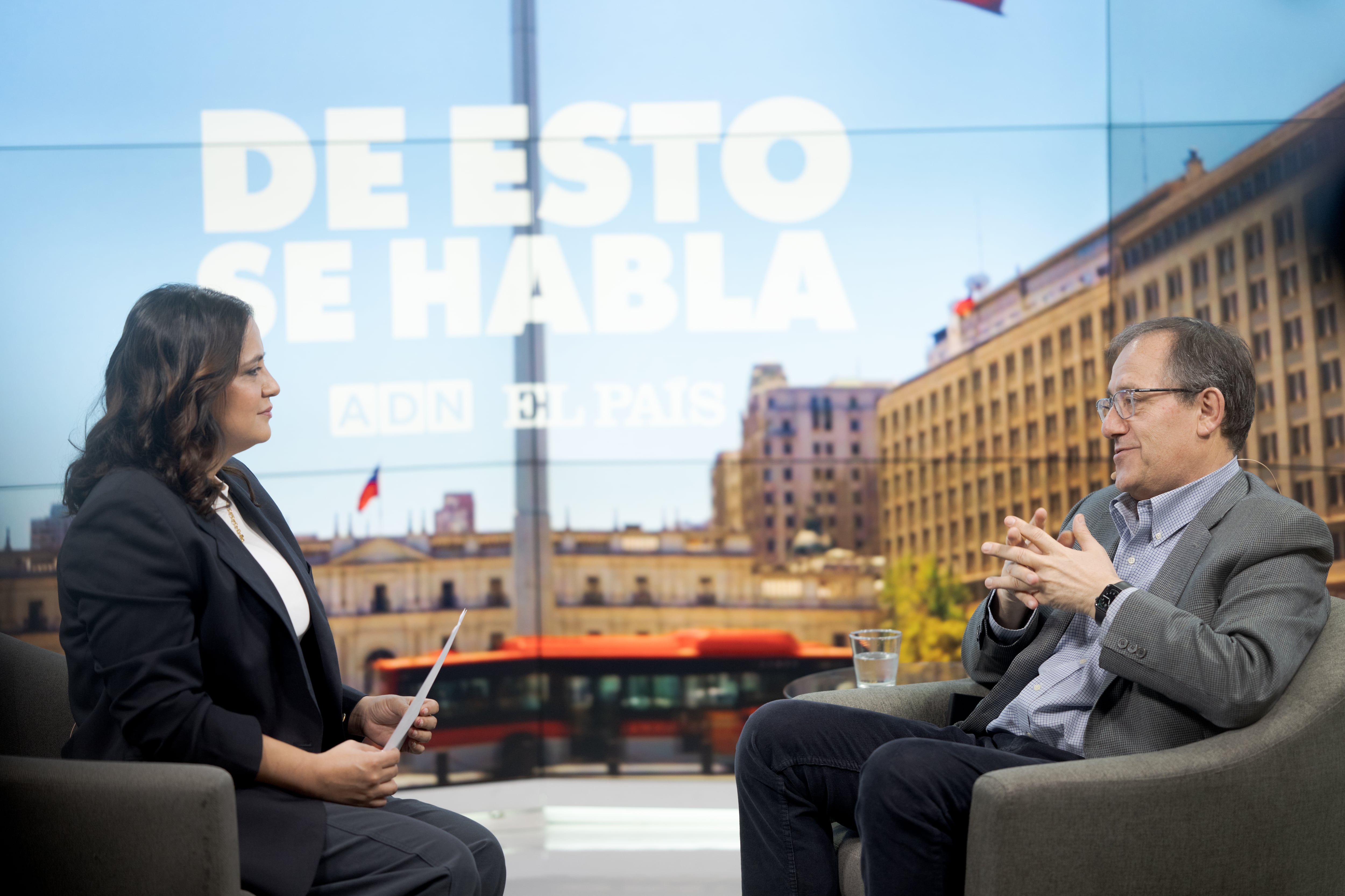 Rocío Montes (El País) y Harald Beyer,profesor de la Escuela de Gobierno UC.