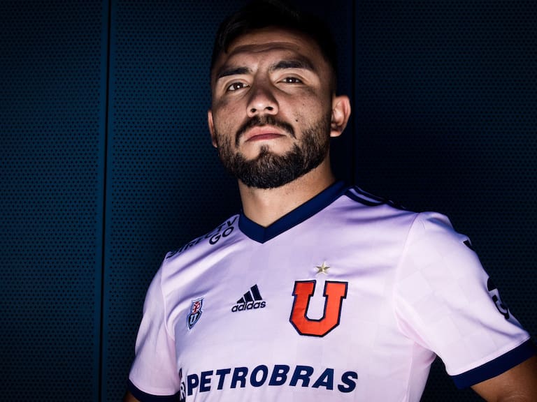 Grupo de historiadores e investigadores de la U manifestaron su molestia por la camiseta rosada para la temporada 2021