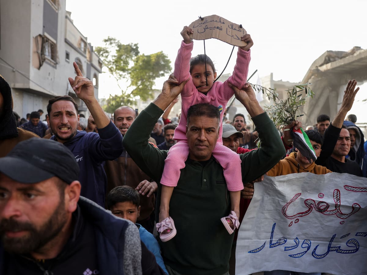 Cientos de palestinos protestan en Gaza exigiendo el fin de la guerra y la salida de Hamás