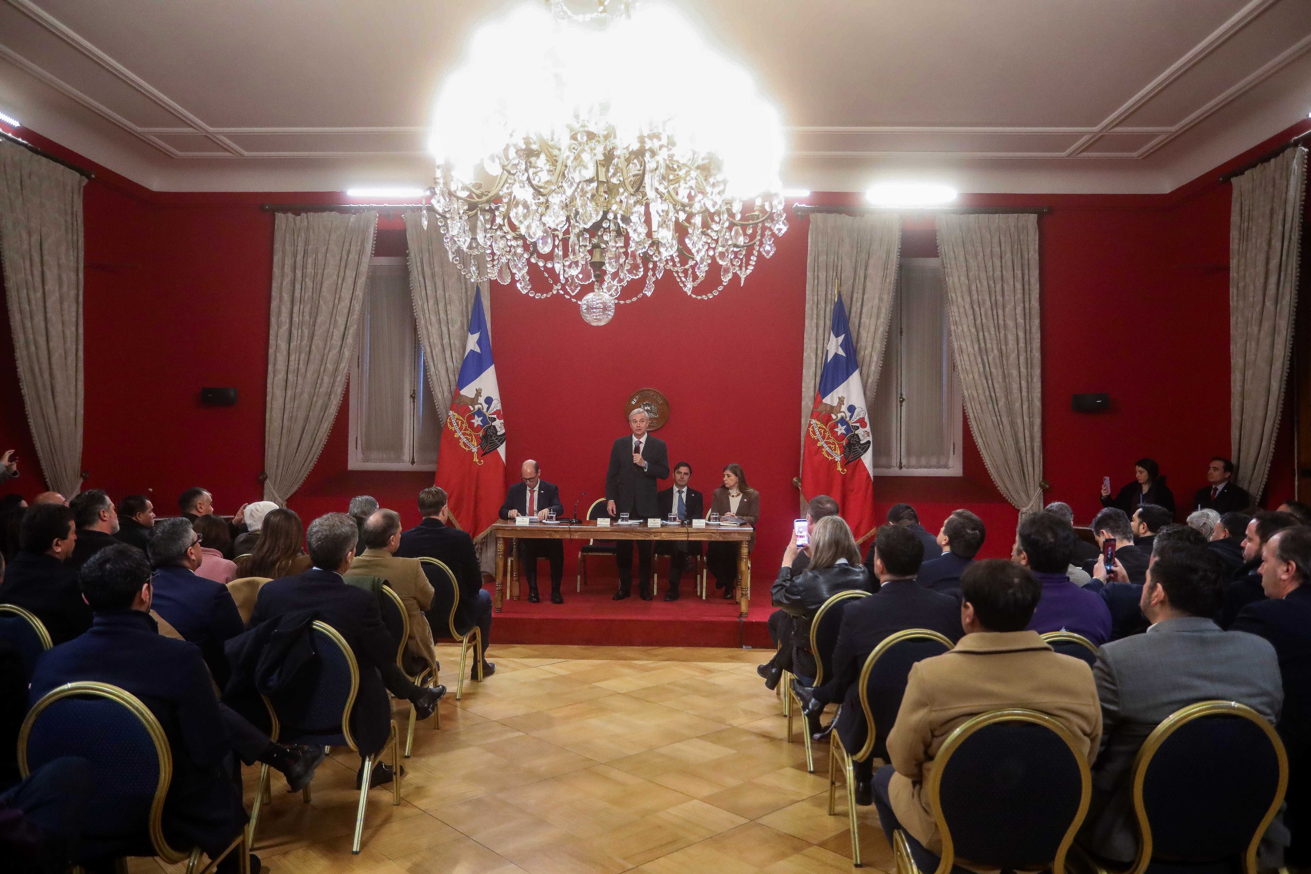 11 de agosto de 2026 / SANTIAGO
El Presidente José Antonio Kast, se reúne con alcaldes de las regiones de Valparaíso, OHiggins y Metropolitana, en el Salon Montt Varas del Palacio de La Moneda, para abordar la agenda de seguridad.
FOTO: SEBASTIÁN BELTRÁN GAETE /AGENCIAUNO