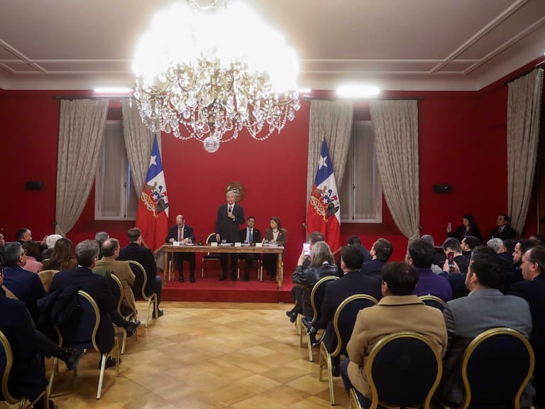 11 de agosto de 2026 / SANTIAGO
El Presidente José Antonio Kast, se reúne con alcaldes de las regiones de Valparaíso, OHiggins y Metropolitana, en el Salon Montt Varas del Palacio de La Moneda, para abordar la agenda de seguridad.
FOTO: SEBASTIÁN BELTRÁN GAETE /AGENCIAUNO
