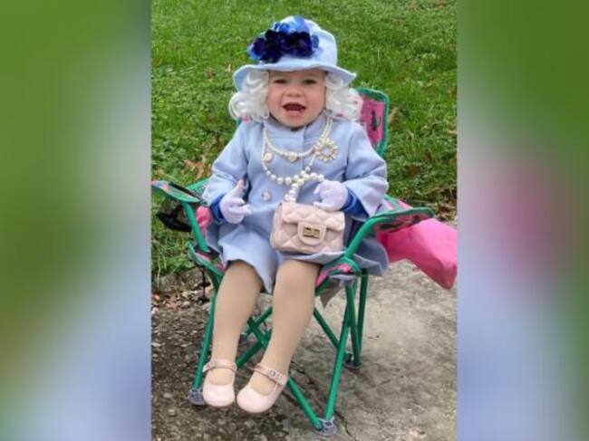 Niña se disfrazó de la Reina Isabel