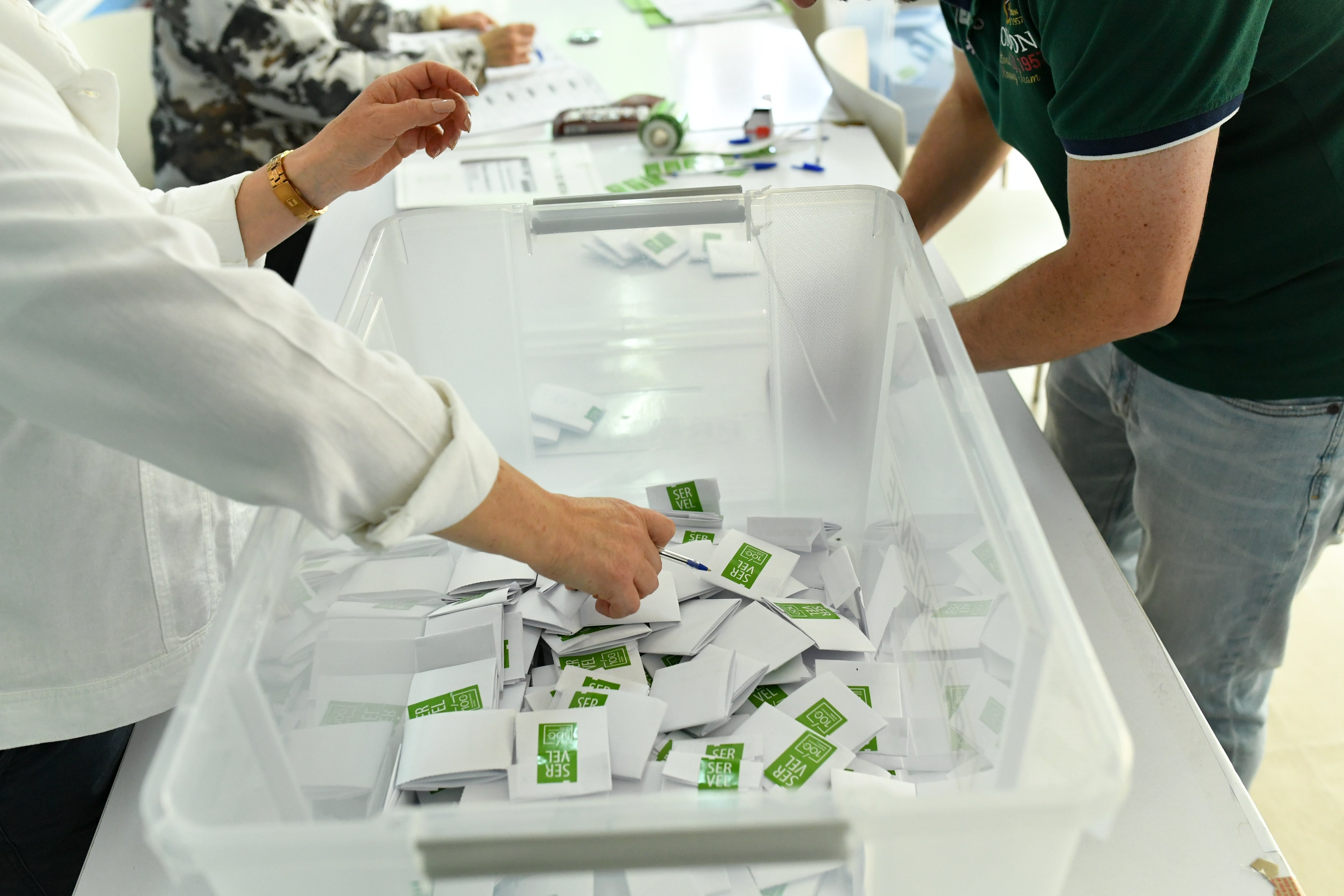 16 DE NOVIEMBRE DE 2025/VIÑA DEL MAR
Vocales de mesa realizan conteo de votos en el marco de las elecciones presidenciales y parlamentarias 2025.
FOTO: OSCAR GUERRA / UNO NOTICIAS