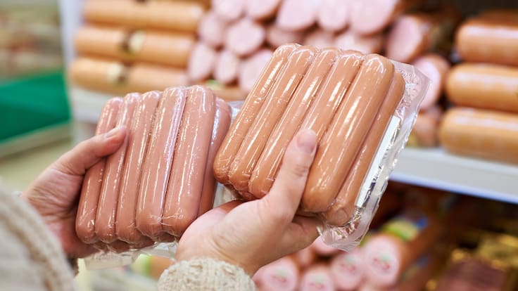 Alerta por vienesas de pollo con pedazos de plástico: empresa retiró más de 10 mil kilos del mercado