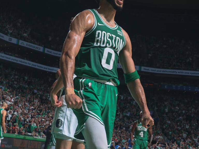 Jayson Tatum festeja el triunfo de Boston Celtics sobre Dallas Mavericks y el título de la NBA.