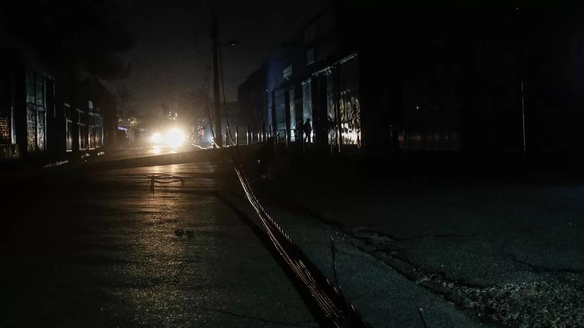 Empresas eléctricas anticipan posibles cortes de luz en Chile por sistema frontal y despliegan miles de brigadas