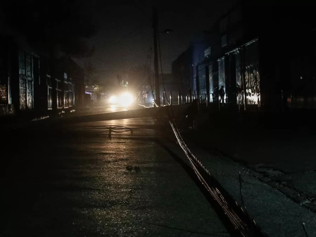 Empresas eléctricas anticipan posibles cortes de luz en Chile por sistema frontal y despliegan miles de brigadas
