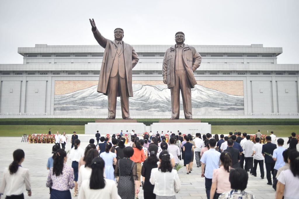 Estatuas de Kim Il Sung y Kim Jong Il en Pyongyang de Corea del Norte
