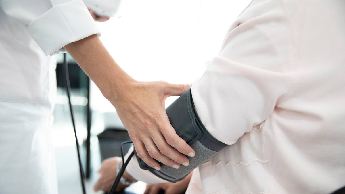 Estudio revela que solo 44% de los chilenos está satisfecho con la atención médica: expertos piden cambiar sistema