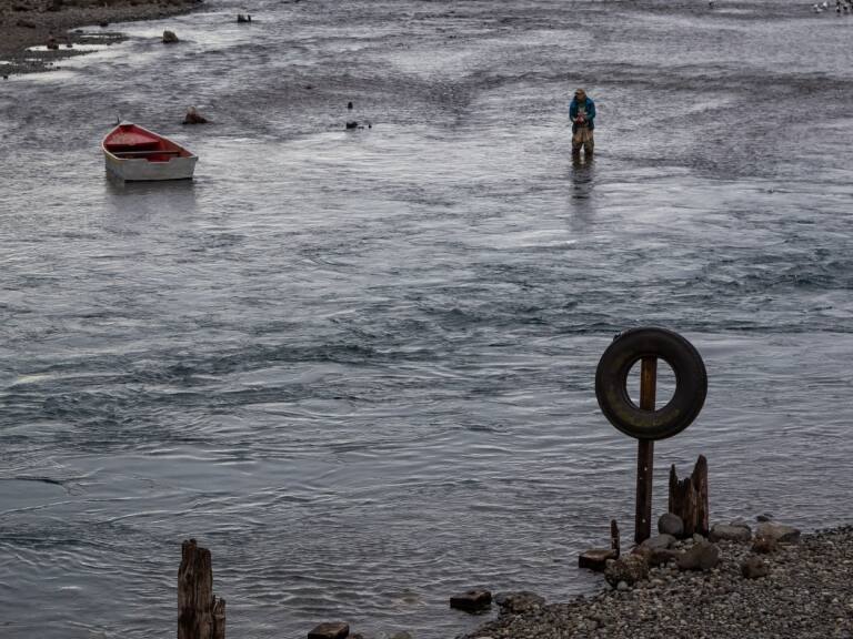 Trágico accidente en río Maullín: hombre fallece tras caer con su auto desde una rampla