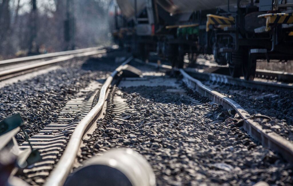 Imagen del daño en la vía férrea que deja un choque de trenes en la región de Renania del Norte-Westfalia en Alemania