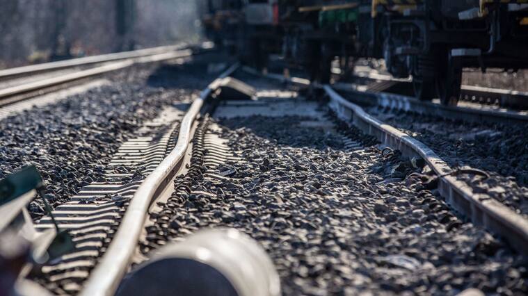 Imagen del daño en la vía férrea que deja un choque de trenes en la región de Renania del Norte-Westfalia en Alemania