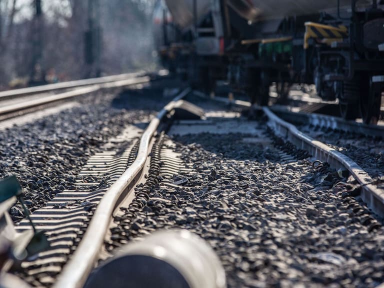 Imagen del daño en la vía férrea que deja un choque de trenes en la región de Renania del Norte-Westfalia en Alemania