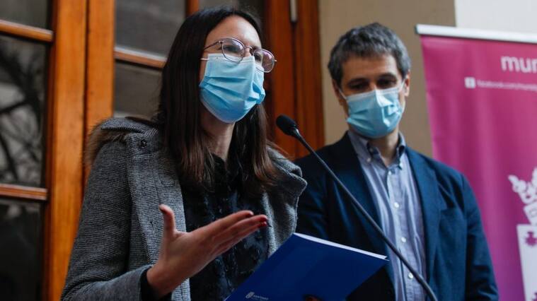 19 de Julio de 2021/SANTIAGO La alcaldesa de Santiago, Irací Hassler, al termino de una reunión con el ministro de Educación, para abordar la situación de los establecimientos educacionales en la comuna.
FOTO :CRISTOBAL ESCOBAR/AGENCIAUNO