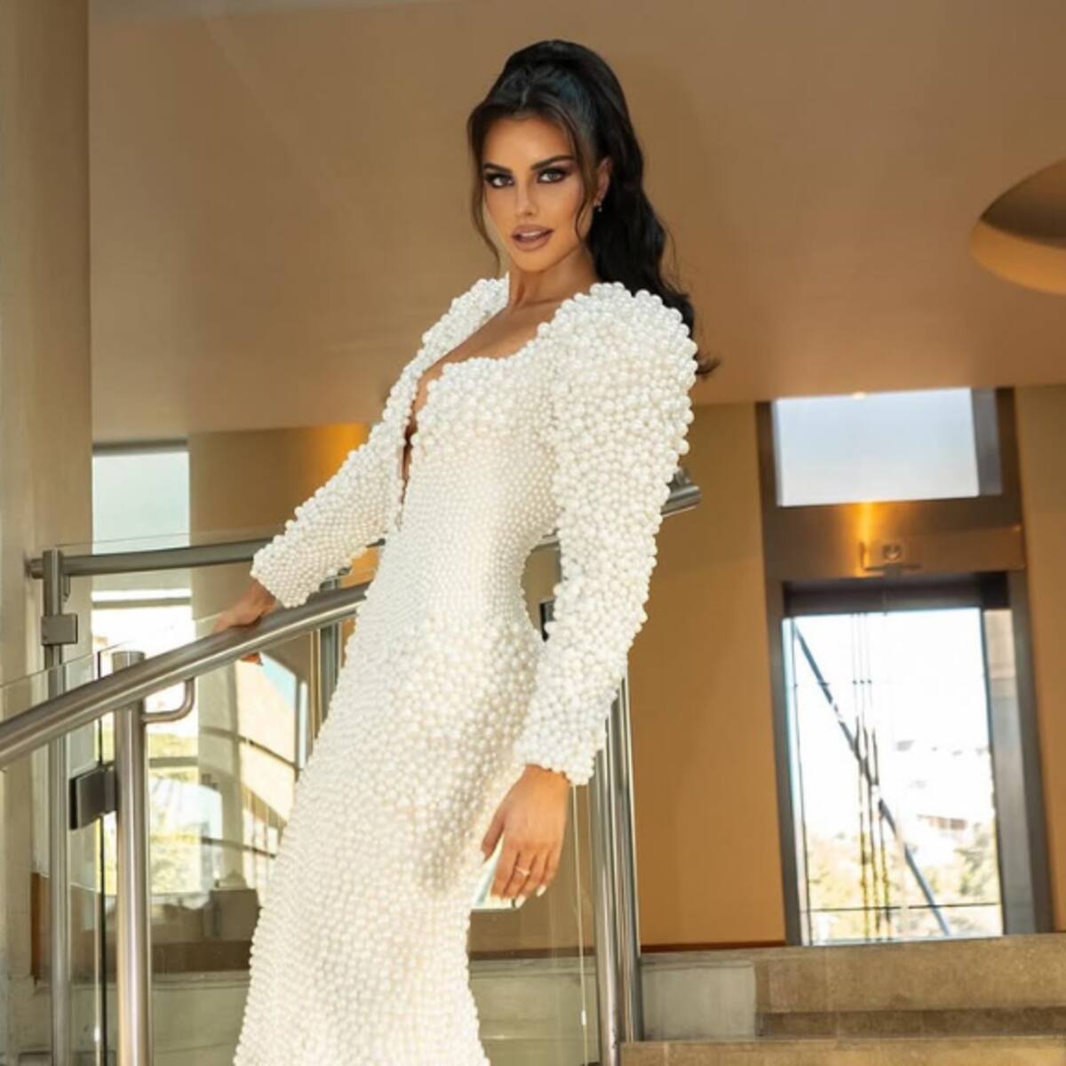 Con 38 mil perlas y 22 kilos de peso: así se creó el espectacular vestido que lució Emilia Dides en Viña 2025