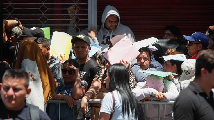 Suspenden proceso de enrolamiento a migrantes tras caos en el Estadio Víctor Jara