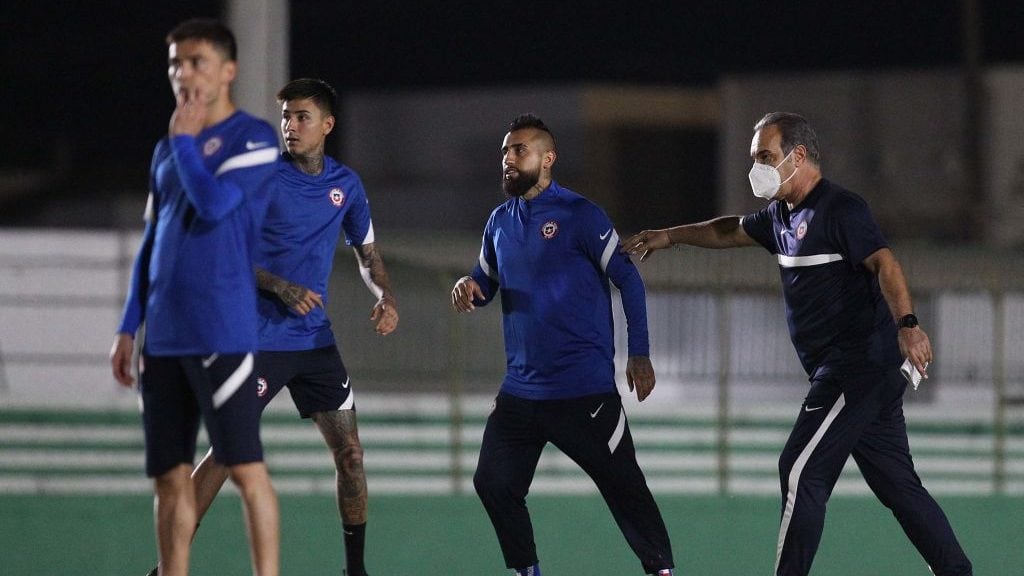 Handout picture released by ANFP (Asociacion Nacional de Futbol Profesional) of Chile's Arturo Vidal (C) and coach Martin Lasarte (R) during a training session in Cuiaba on June 17, 2021, ahead of the Copa America 2021 football match against Bolivia. - XGTY / RESTRICTED TO EDITORIAL USE - MANDATORY CREDIT "AFP PHOTO / ANFP/ Carlos PARRA" - NO MARKETING - NO ADVERTISING CAMPAIGNS - DISTRIBUTED AS A SERVICE TO CLIENTS (Photo by CARLOS PARRA / ANFP / AFP) / XGTY / RESTRICTED TO EDITORIAL USE - MANDATORY CREDIT "AFP PHOTO / ANFP/ Carlos PARRA" - NO MARKETING - NO ADVERTISING CAMPAIGNS - DISTRIBUTED AS A SERVICE TO CLIENTS / XGTY / RESTRICTED TO EDITORIAL USE - MANDATORY CREDIT "AFP PHOTO / ANFP/ Carlos PARRA" - NO MARKETING - NO ADVERTISING CAMPAIGNS - DISTRIBUTED AS A SERVICE TO CLIENTS (Photo by CARLOS PARRA/ANFP/AFP via Getty Images)