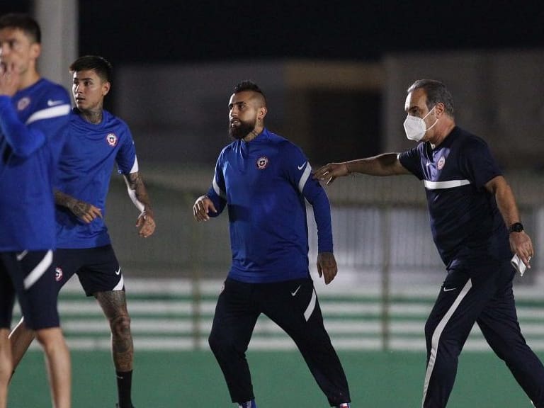 Handout picture released by ANFP (Asociacion Nacional de Futbol Profesional) of Chile&#039;s Arturo Vidal (C) and coach Martin Lasarte (R) during a training session in Cuiaba on June 17, 2021, ahead of the Copa America 2021 football match against Bolivia. - XGTY / RESTRICTED TO EDITORIAL USE - MANDATORY CREDIT &quot;AFP PHOTO / ANFP/ Carlos PARRA&quot; - NO MARKETING - NO ADVERTISING CAMPAIGNS - DISTRIBUTED AS A SERVICE TO CLIENTS (Photo by CARLOS PARRA / ANFP / AFP) / XGTY / RESTRICTED TO EDITORIAL USE - MANDATORY CREDIT &quot;AFP PHOTO / ANFP/ Carlos PARRA&quot; - NO MARKETING - NO ADVERTISING CAMPAIGNS - DISTRIBUTED AS A SERVICE TO CLIENTS / XGTY / RESTRICTED TO EDITORIAL USE - MANDATORY CREDIT &quot;AFP PHOTO / ANFP/ Carlos PARRA&quot; - NO MARKETING - NO ADVERTISING CAMPAIGNS - DISTRIBUTED AS A SERVICE TO CLIENTS (Photo by CARLOS PARRA/ANFP/AFP via Getty Images)