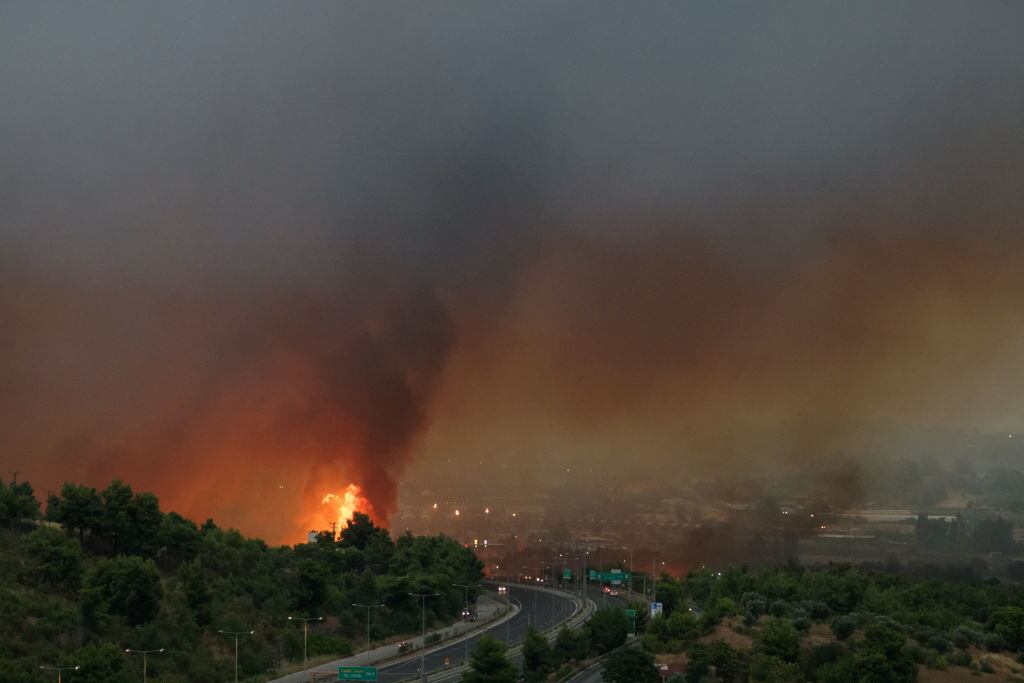 El fuego afecta zonas residenciales en el sector norte de Atenas