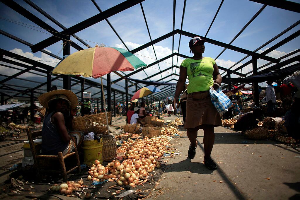 Las personas buscan alimentos en un mercado popular en Haití