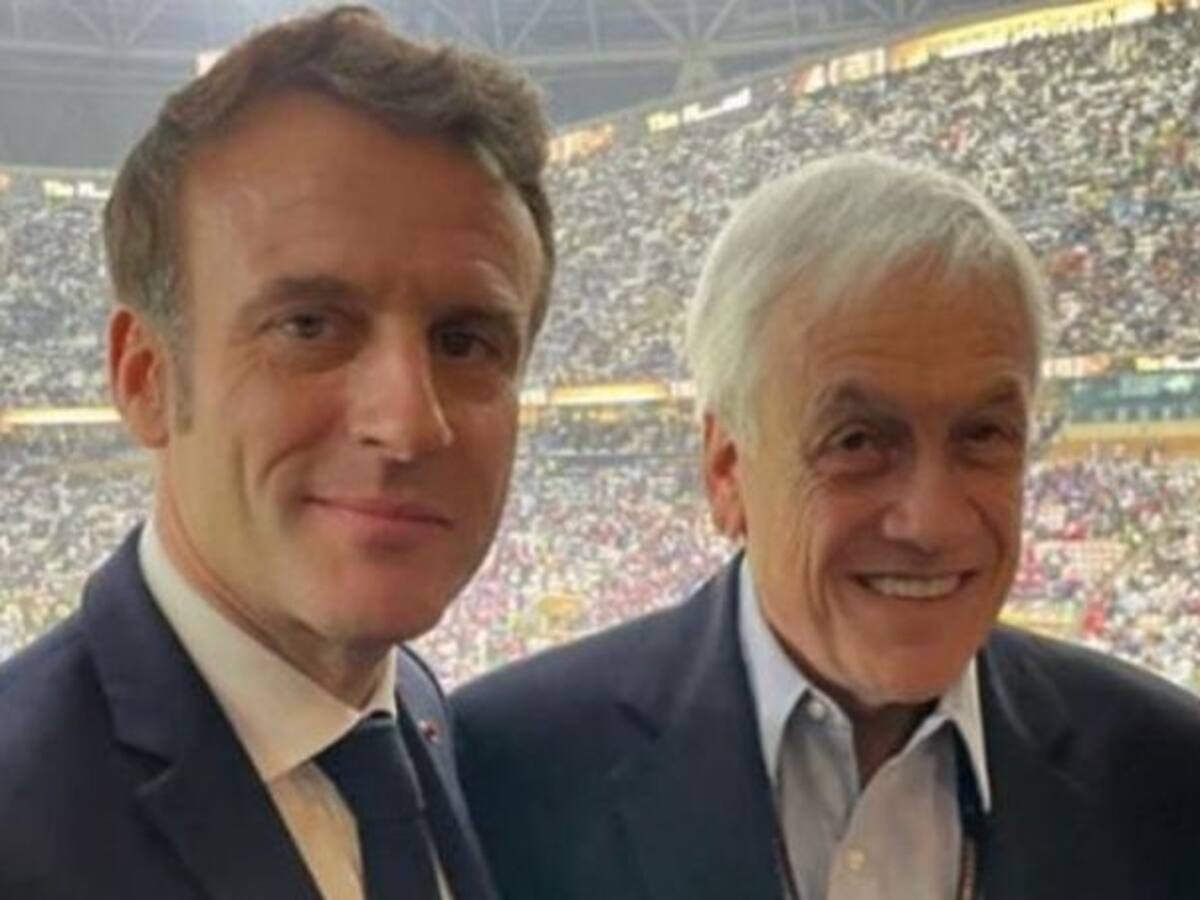 Llegó hasta Qatar: Sebastián Piñera comparte con Emmanuel Macron en la final del Mundial