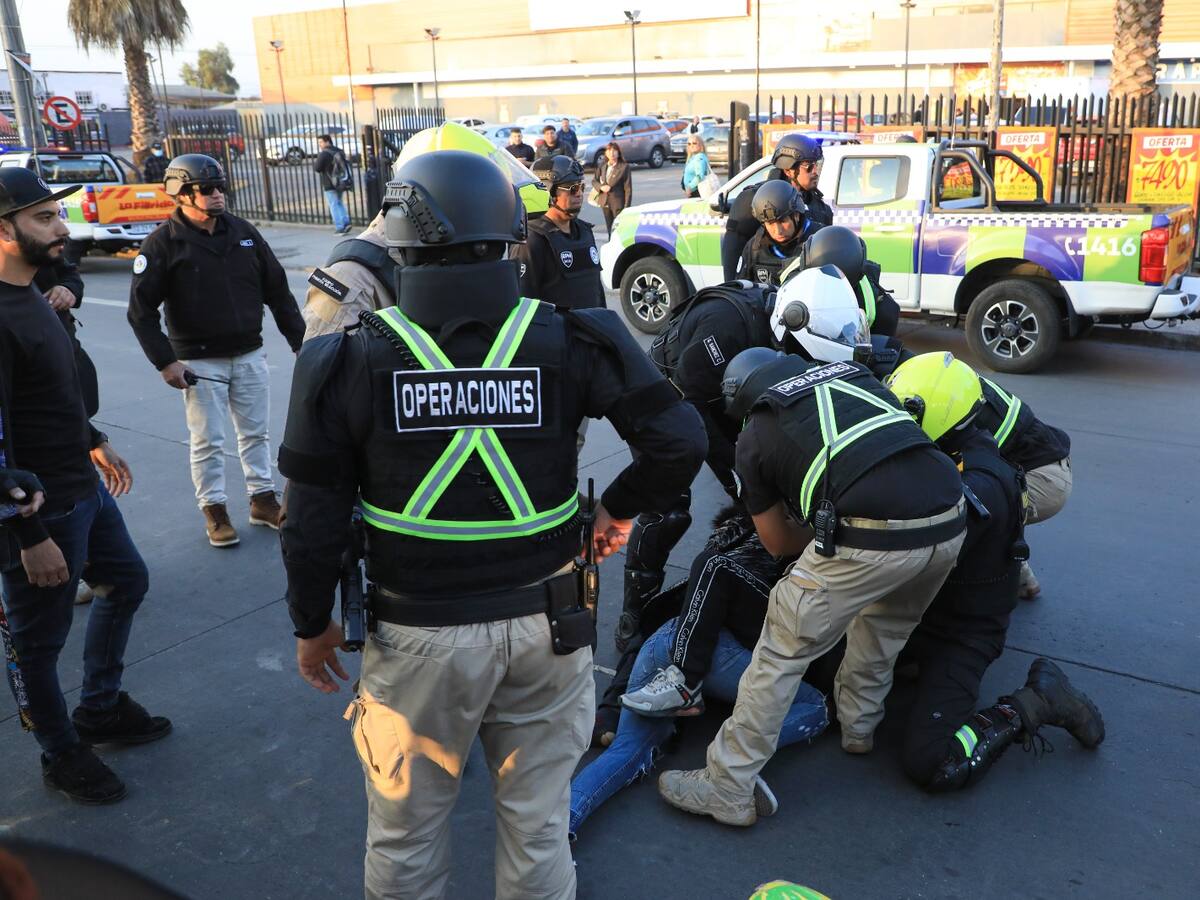 Entre gritos y golpes: intenso operativo municipal en metro Elisa Correa termina con dos inspectores heridos y un detenido