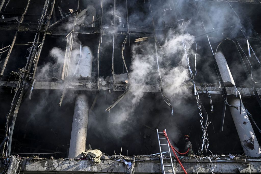 Misiles rusos destruyen una estructura en la ciudad de Kiev