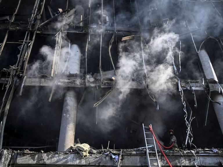 Misiles rusos destruyen una estructura en la ciudad de Kiev