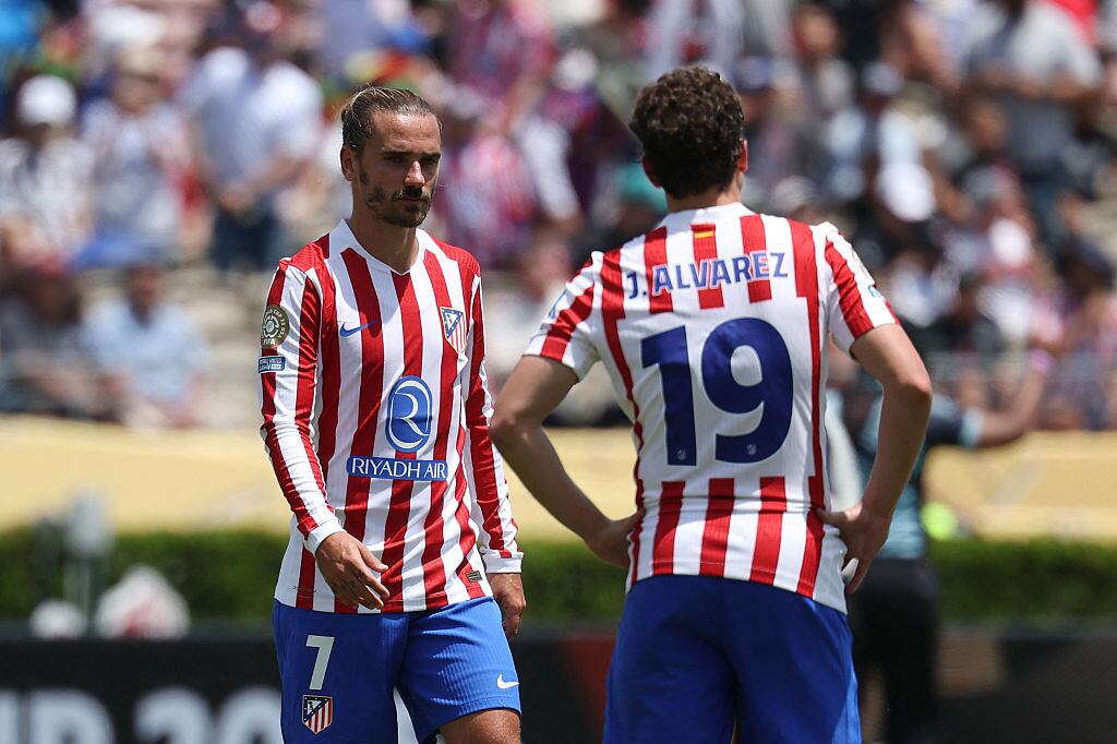 Atletico Madrid's French forward #07 Antoine Griezmann and teammate Argentine forward #19 Julian Alvarez react at the end of the FIFA Club World Cup 2025 Group B football match between Spain's Atletico de Madrid and Brazil's Botafogo at the Rose Bowl stadium in Los Angeles on June 23, 2025. (Photo by Patrick T. Fallon / AFP) (Photo by PATRICK T. FALLON/AFP via Getty Images)