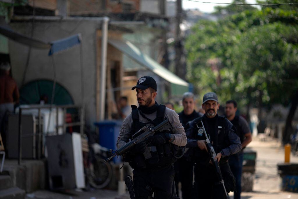 Agentes armados en el barrio de Jacarezinho en Río de Janeiro