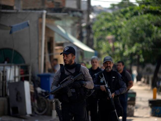 Agentes armados en el barrio de Jacarezinho en Río de Janeiro