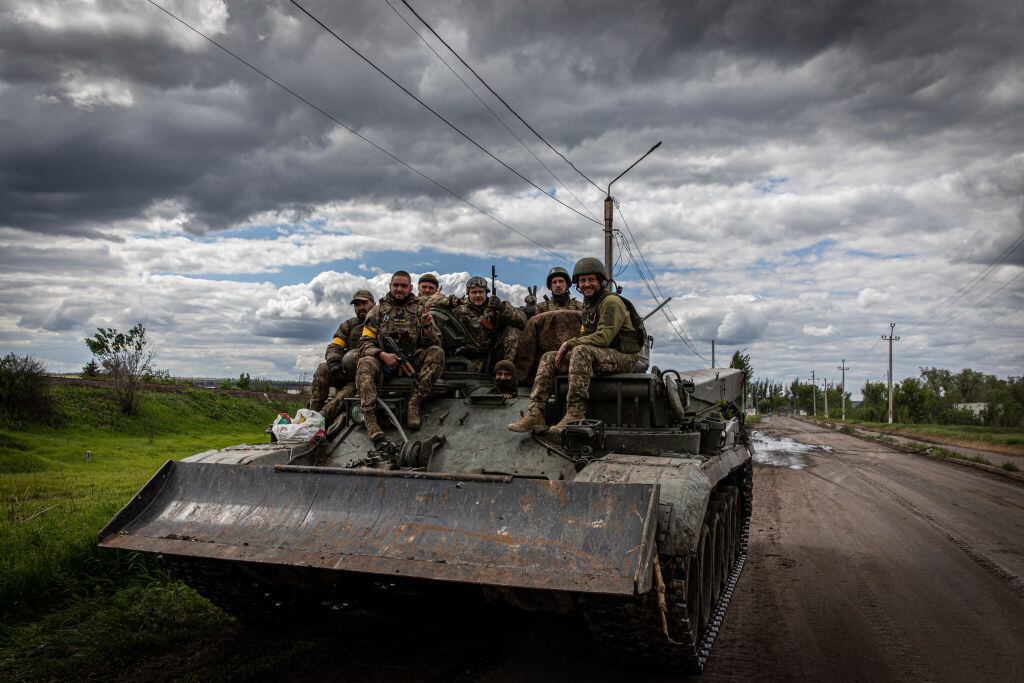 Un grupo de militares ucranianos sobre un tanque en el Donbás