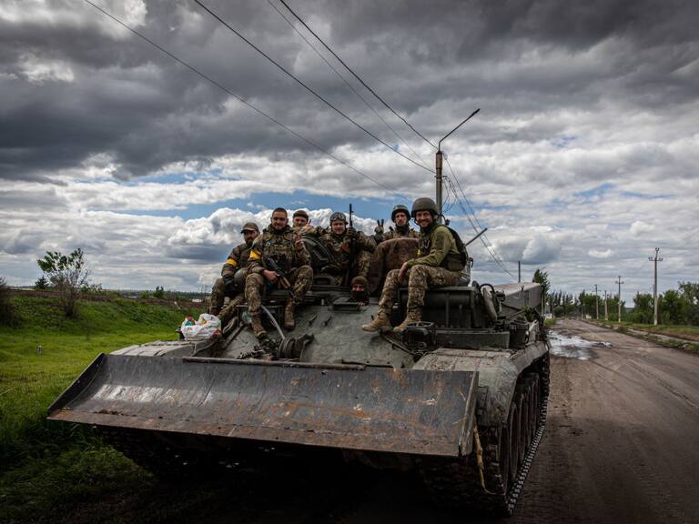 Un grupo de militares ucranianos sobre un tanque en el Donbás