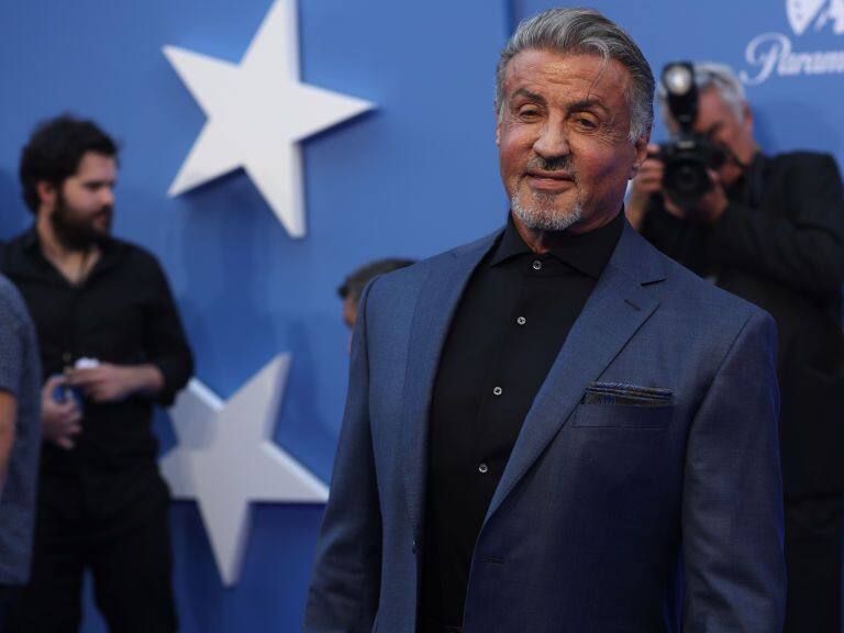 nueva película de sylvester stallone - superhéroe - amazon