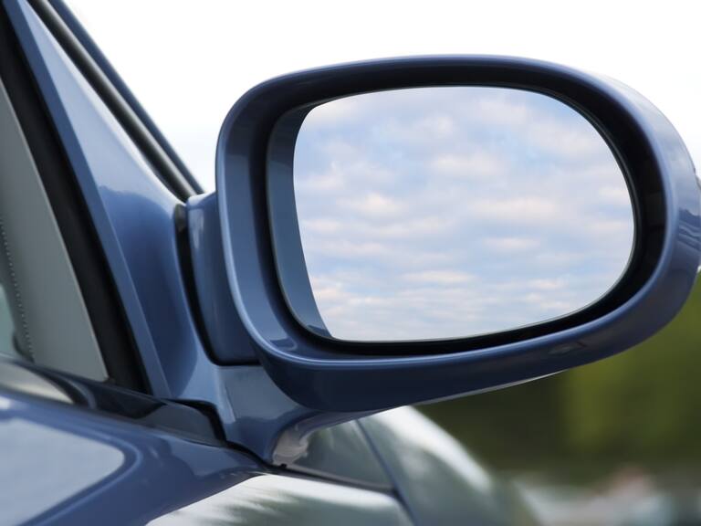 Hasta qué día hay plazo para hacer el grabado de patentes en vidrios y espejos en Chile antes de que se apliquen multas