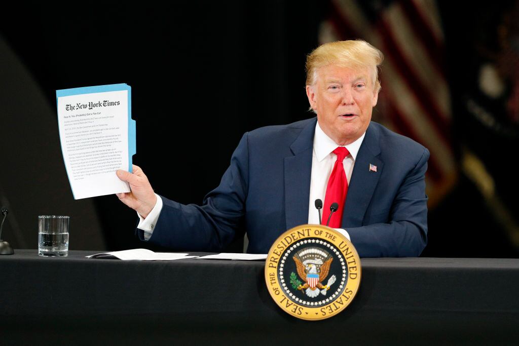 Donald Trump muestra una impresión del The New York Times