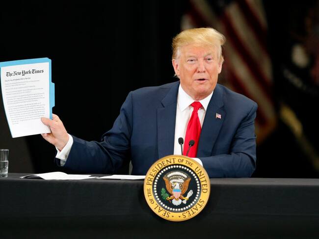 Donald Trump muestra una impresión del The New York Times