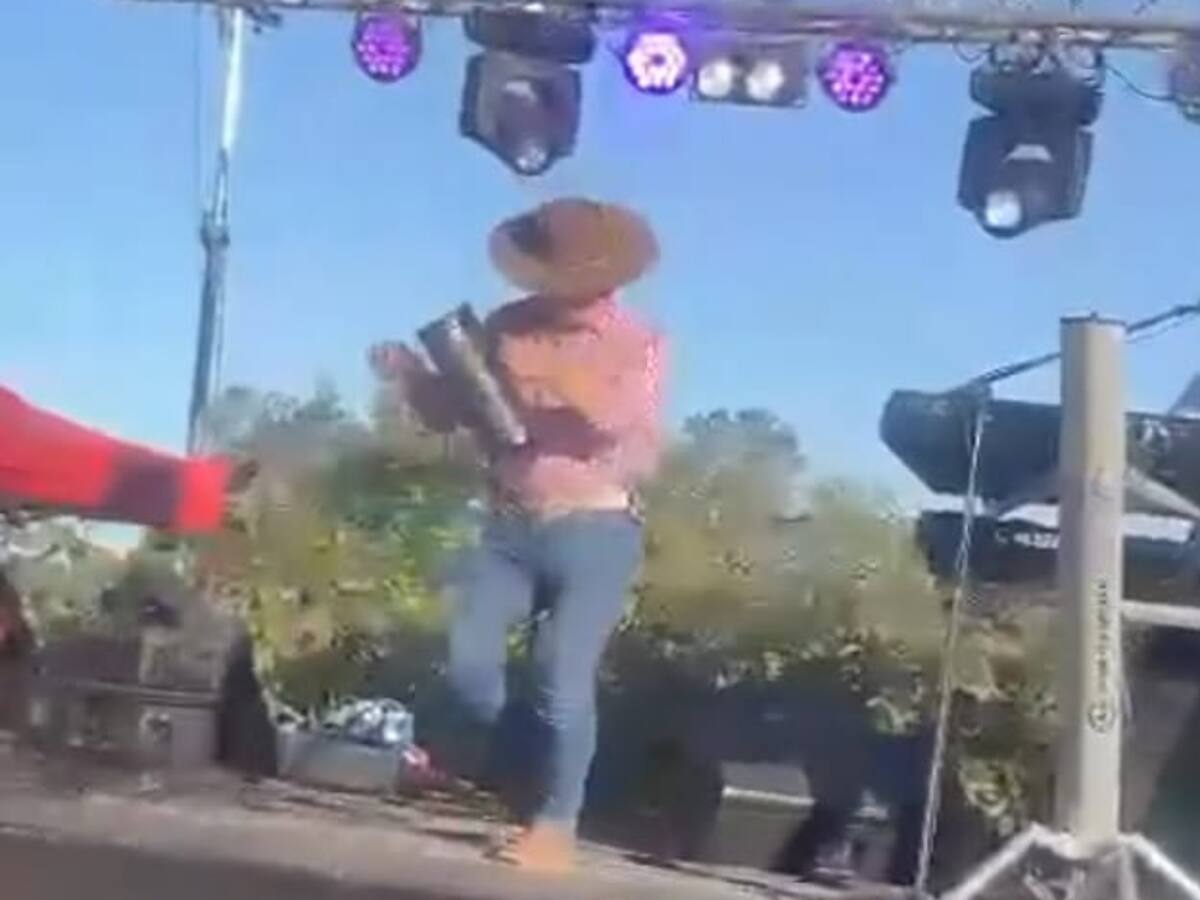 Escenario colapsa en evento musical en Osorno: artista cayó en plena presentación