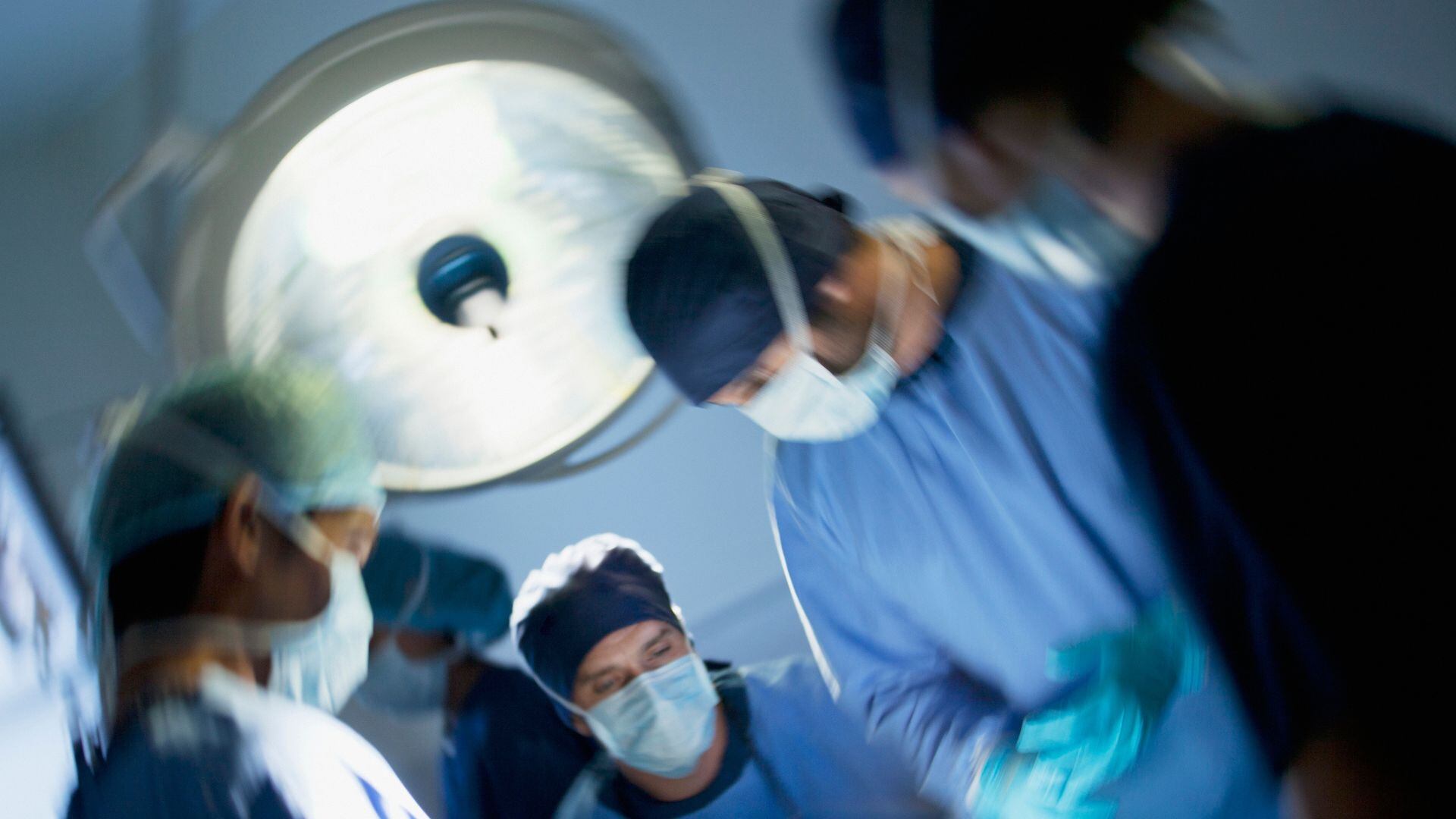 médicos extirpan tumor de dos kilos a niña de 10 meses, Una protuberancia en el abdomen, hospital Bambino Gesù, masa, operación de bebé en Italia, Roma,