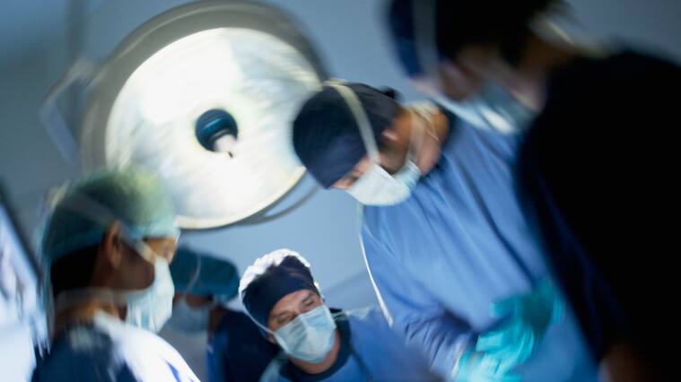 médicos extirpan tumor de dos kilos a niña de 10 meses, Una protuberancia en el abdomen, hospital Bambino Gesù, masa, operación de bebé en Italia, Roma,