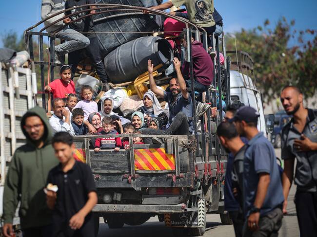 Más de 100.000 palestinos son obligados a retirarse del cruce de Rafah