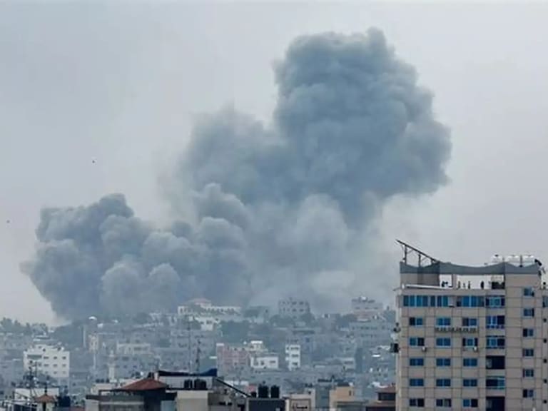 Israel bombardea nuevamente Teherán tras muerte de Jamenei