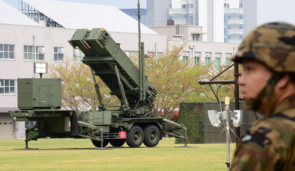 Sistema de defensa aérea de Japón desplegado en Tokio junto a un ministerio