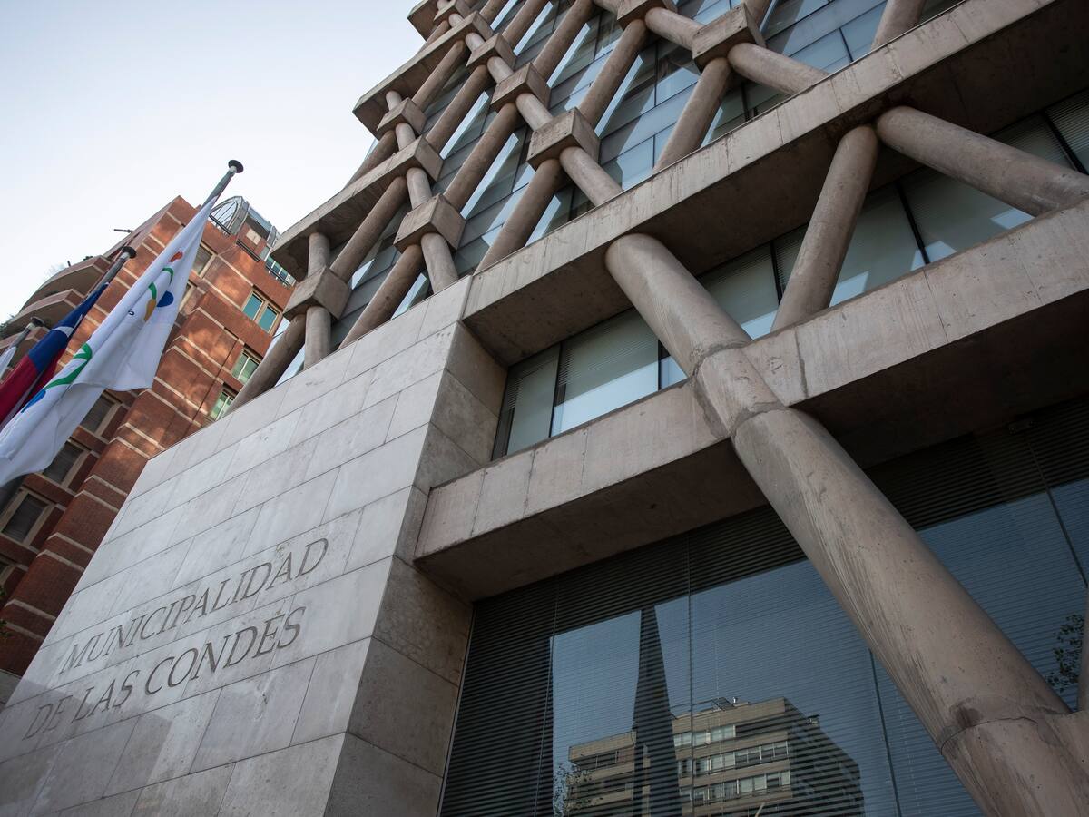 Encuentran al jefe de tesorería muerto en edificio municipal de Las Condes