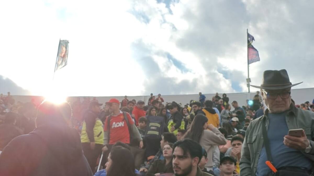 Hincha recibe asistencia médica en la tribuna del Nacional durante la jornada de sábado en el Mundial Sub 20