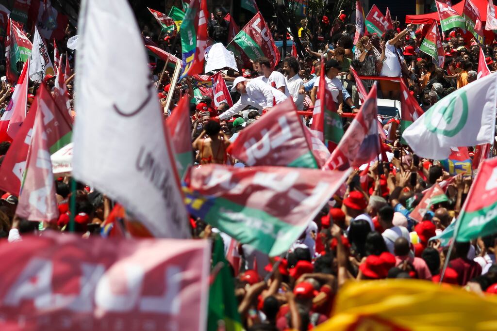 Una multitud rodea a Lula en Sao Gonçalo en el estado de Río de Janeiro