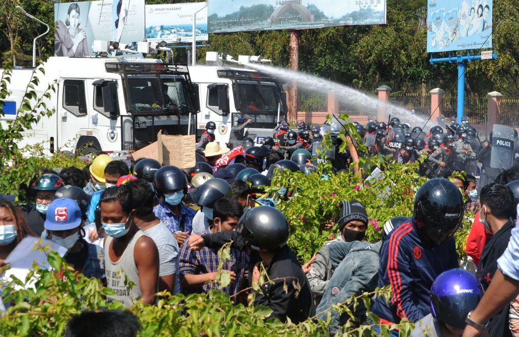 La policía carga contra las personas en la capital Naipyidó