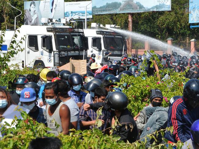 La policía carga contra las personas en la capital Naipyidó