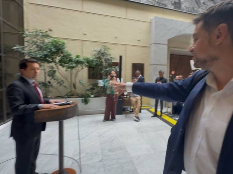 Manouchehri lanza billete de $10 mil pesos a Araya: republicano explicaba presuntos pagos para salvar a juez Ulloa